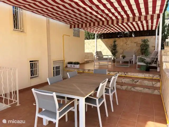 Lougeset en eettafel voor 6 personen buiten